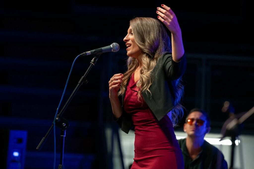 Sara Robin, insegnante di canto a Padova, canta dal vivo durante un concerto